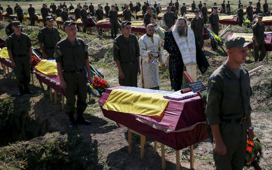 Под Запорожьем похоронили неизвестных воинов АТО. / © Reuters