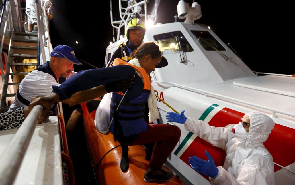 В Средиземном море продолжается спасательная операция по спасению мигрантов. / © Reuters