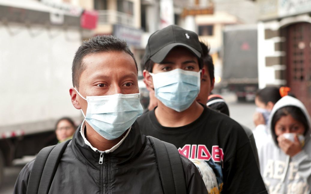 Из-за большого количества вулканического пепла местные жители вынуждены ходить в медицинских масках. / © Reuters