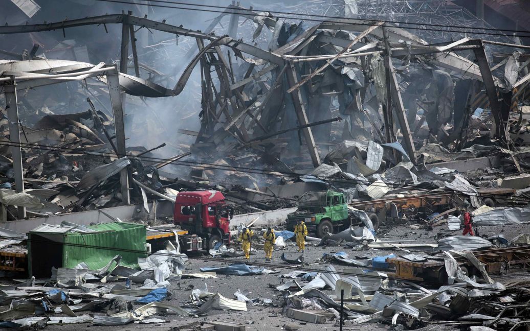 Пожар после взрыва до сих пор не удалось потушить. / © Reuters
