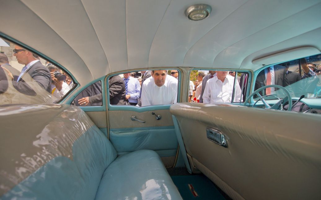 Керрі у класичному американському авто у Гавані. / © Reuters