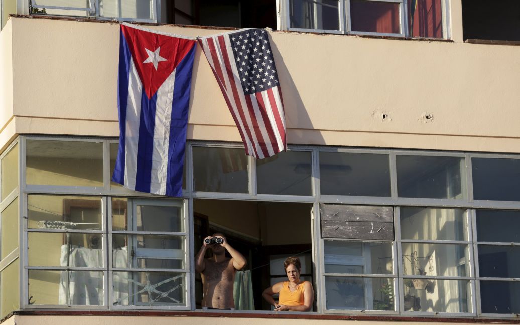 Кубинцы, которые живут напротив американского посольства, вывесили флаги. / © Reuters