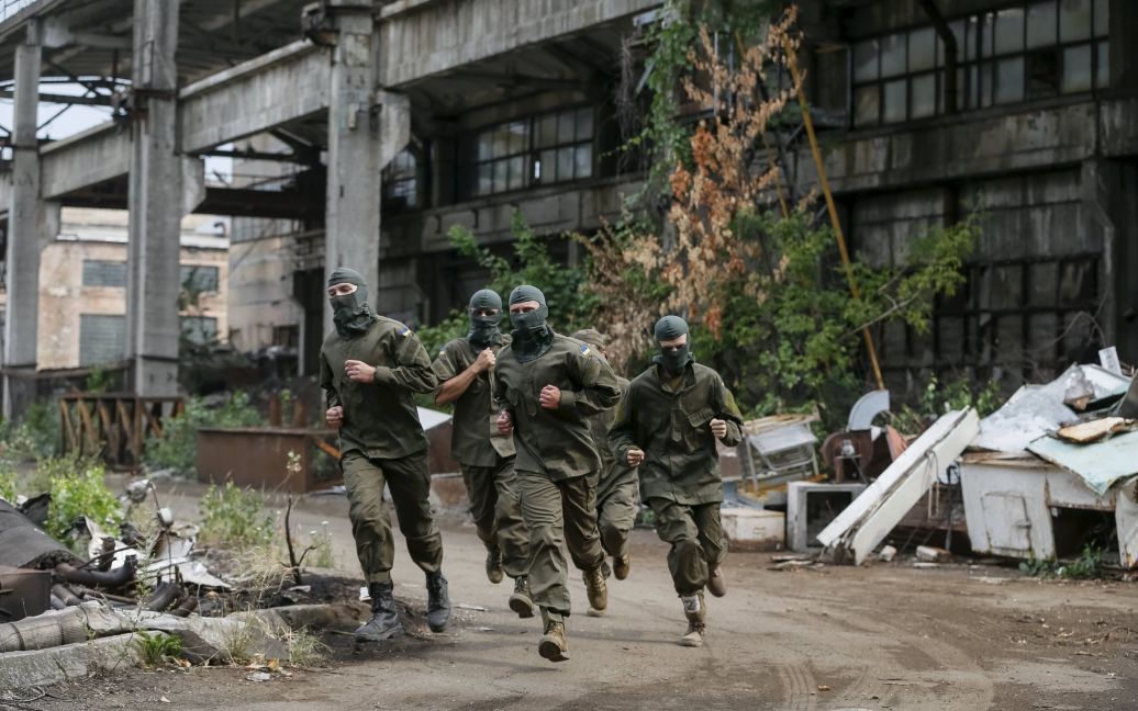 Група бійців, яка незабаром поїде в зону АТО, показала, на що здатна. / © Reuters
