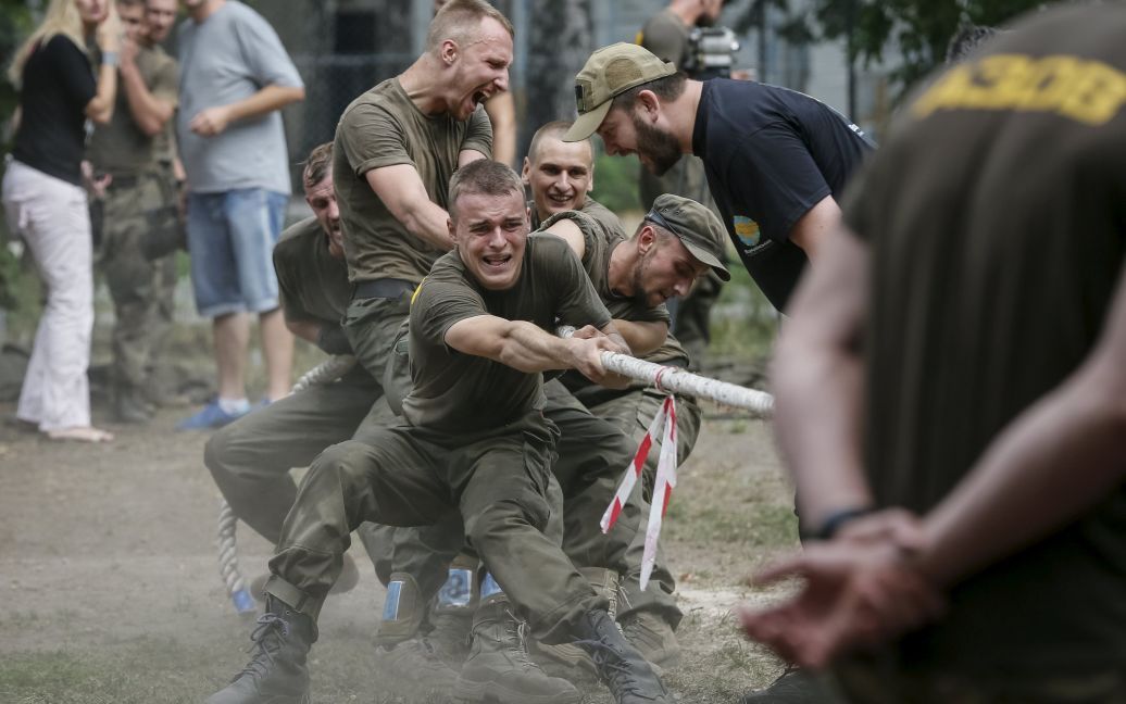 Группа бойцов, которая вскоре поедет в зону АТО, показала, на что способна. / © Reuters
