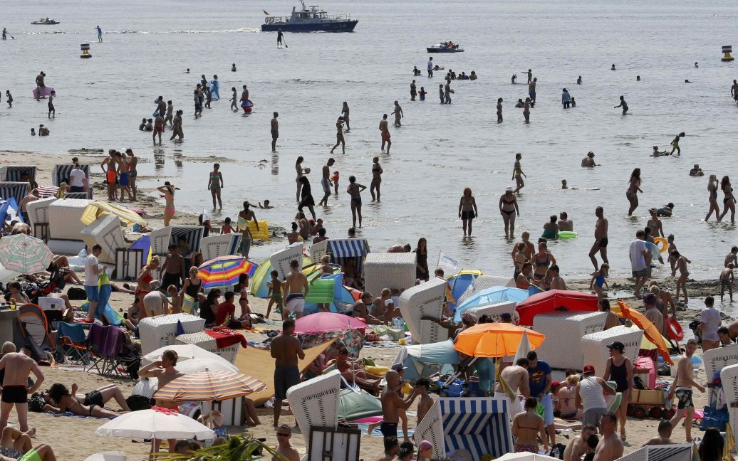 Немцы от жары спасаются зонтиками и прохладной водой. / © Reuters