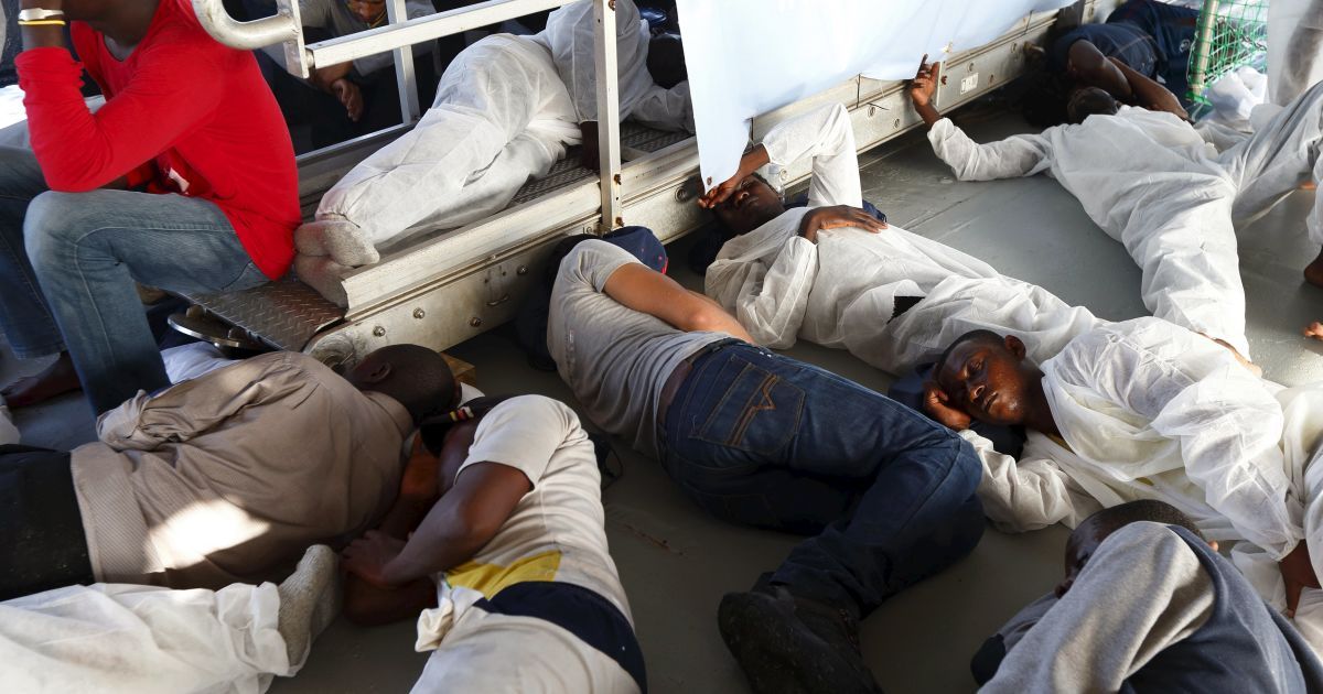 В Средиземном море продолжается спасательная операция по спасению мигрантов. / © Reuters