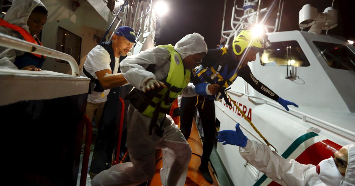 В Средиземном море продолжается спасательная операция по спасению мигрантов. / © Reuters