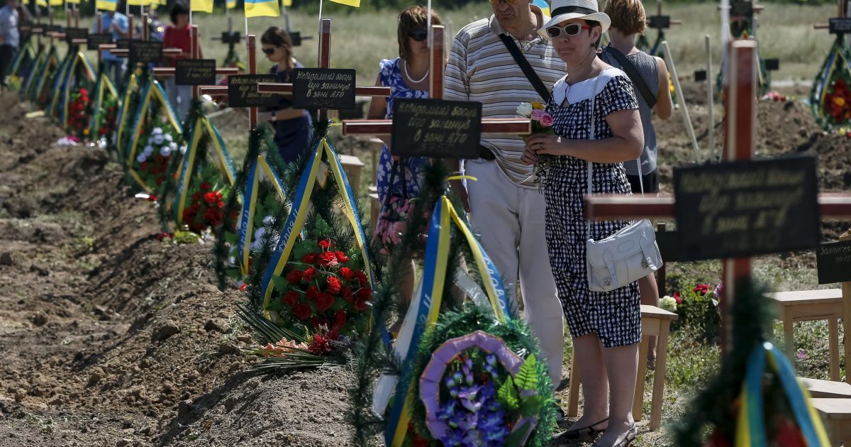 Под Запорожьем похоронили неизвестных воинов АТО. / © Reuters