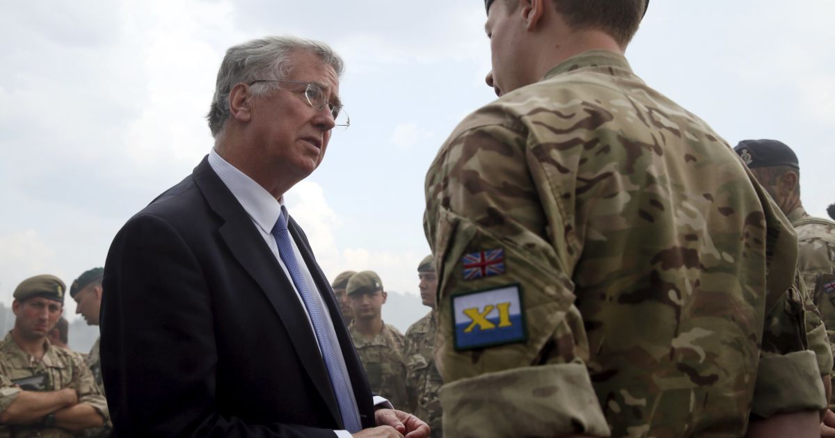 Обучение военных на Житомирщине посетил госсекретарь министерства обороны Великобритании Майкл Фэллон. / © Reuters