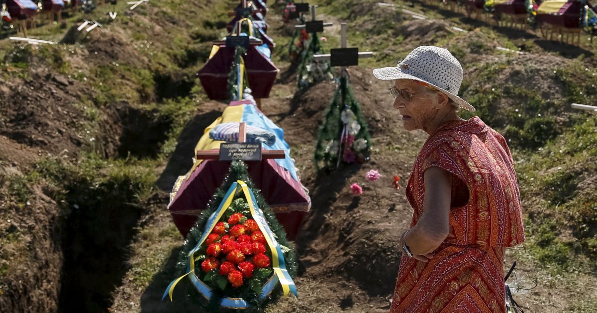 Под Запорожьем похоронили неизвестных воинов АТО. / © Reuters