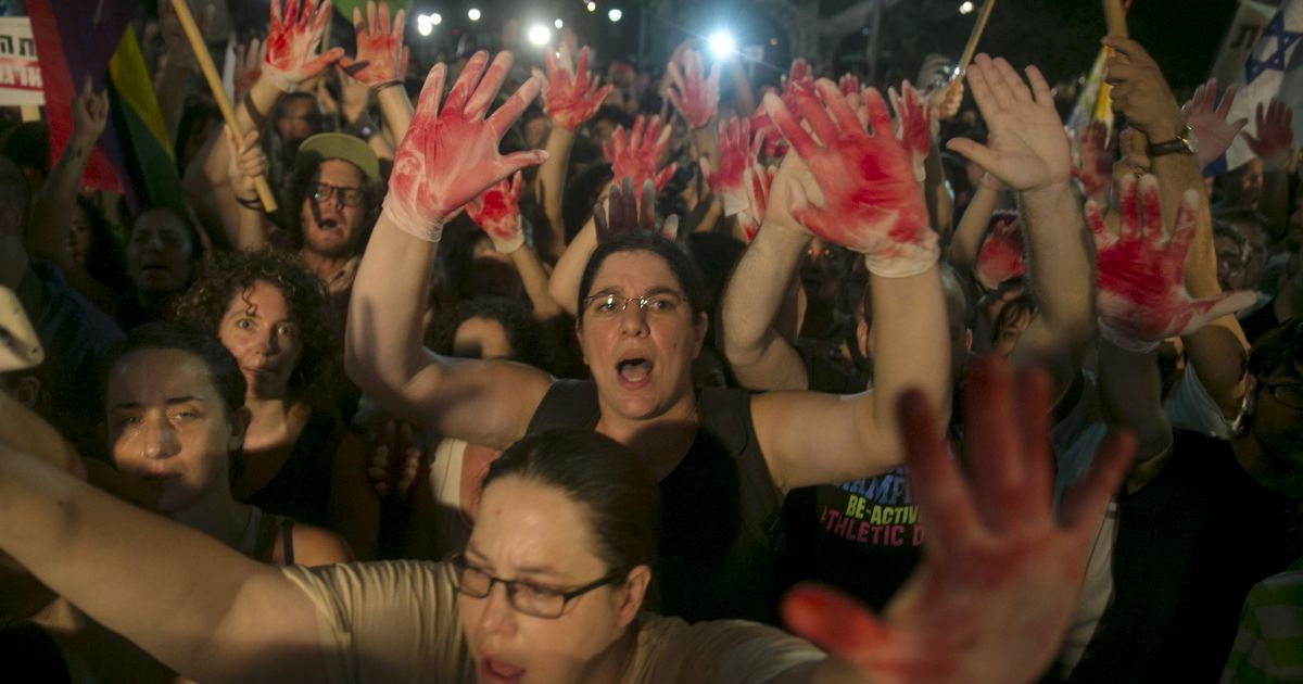 Тысячи протестантов вышли на улицы против войны и сексуальной нетерпимости / © Reuters