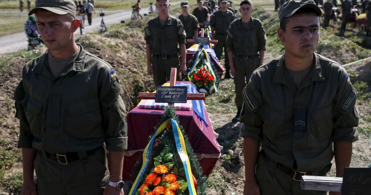Под Запорожьем похоронили неизвестных воинов АТО. / © Reuters