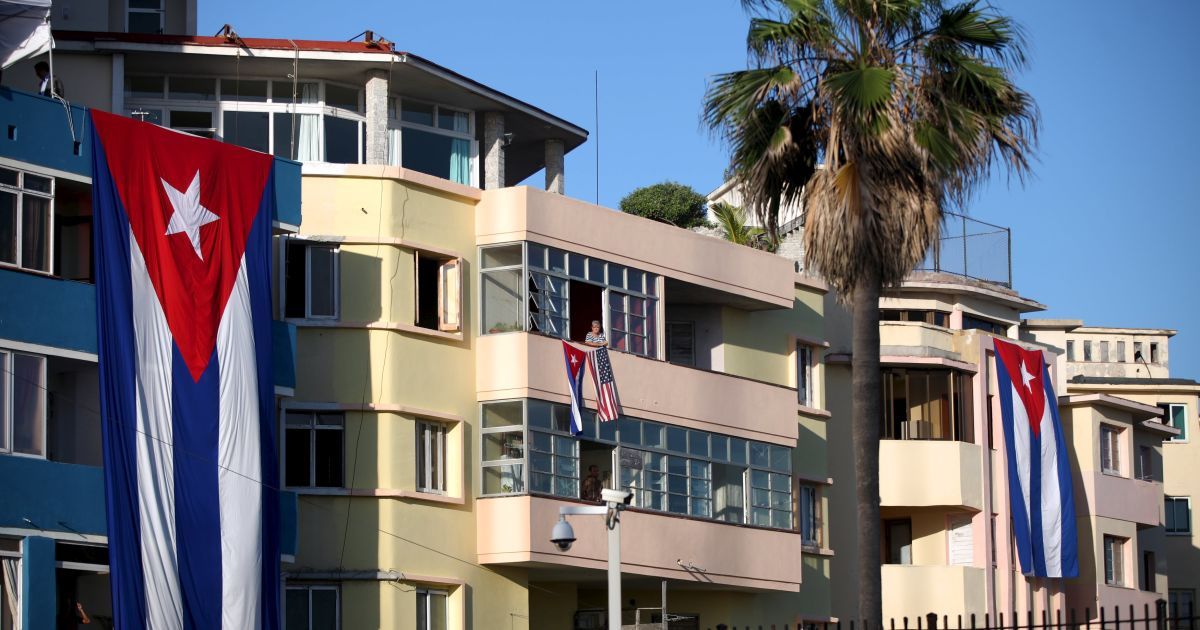 Кубинцы, которые живут напротив американского посольства, вывесили флаги. / © Reuters