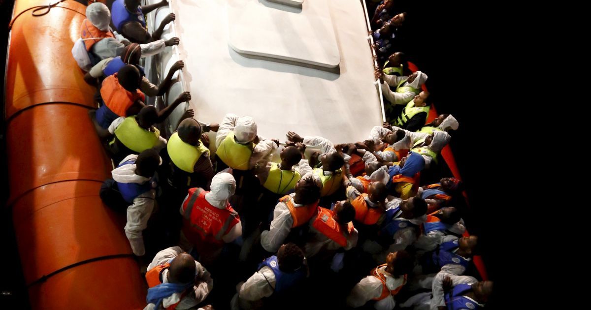 В Средиземном море продолжается спасательная операция по спасению мигрантов. / © Reuters