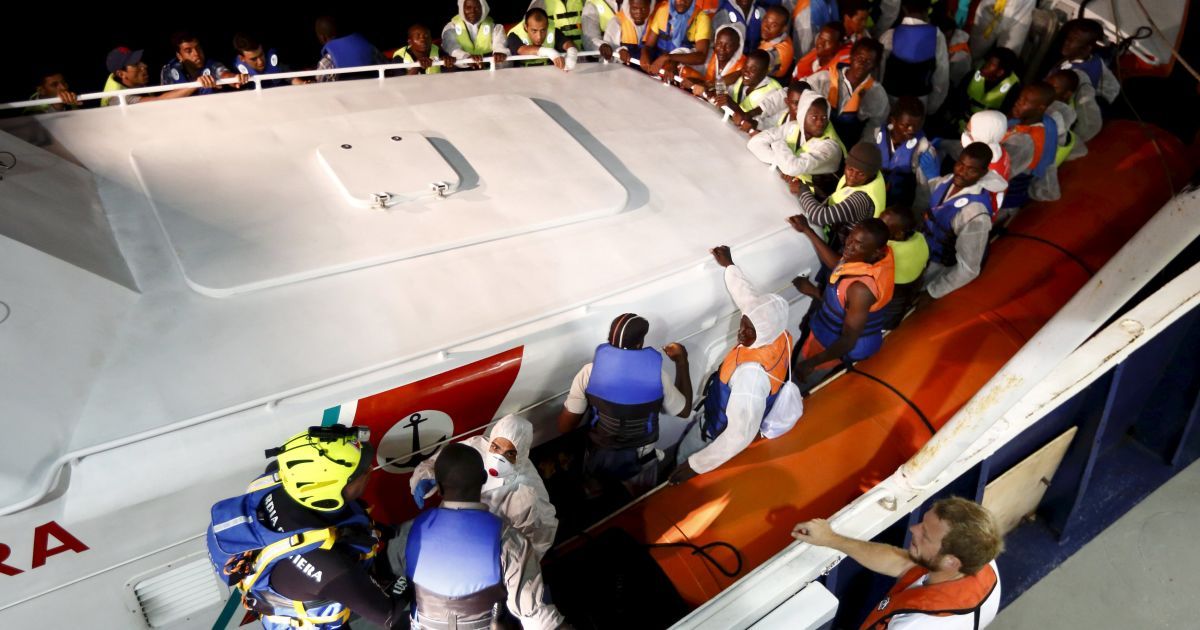 В Средиземном море продолжается спасательная операция по спасению мигрантов. / © Reuters