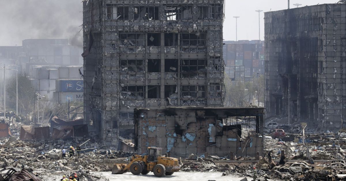 Взрыв в Тяньцзине разрушил часть города. / © Reuters