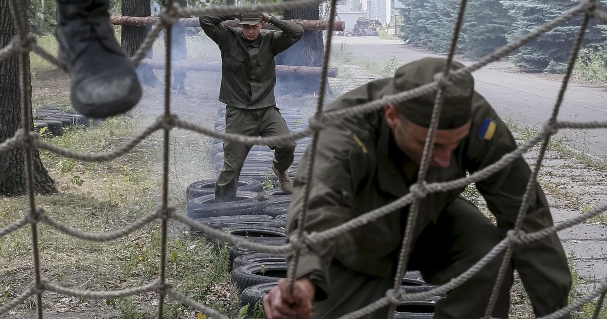 Группа бойцов, которая вскоре поедет в зону АТО, показала, на что способна. / © Reuters