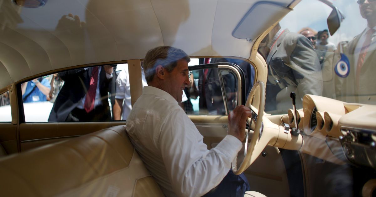 Керри в классическом американском авто в Гаване. / © Reuters