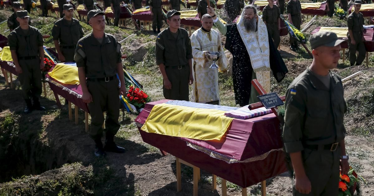 Под Запорожьем похоронили неизвестных воинов АТО. / © Reuters