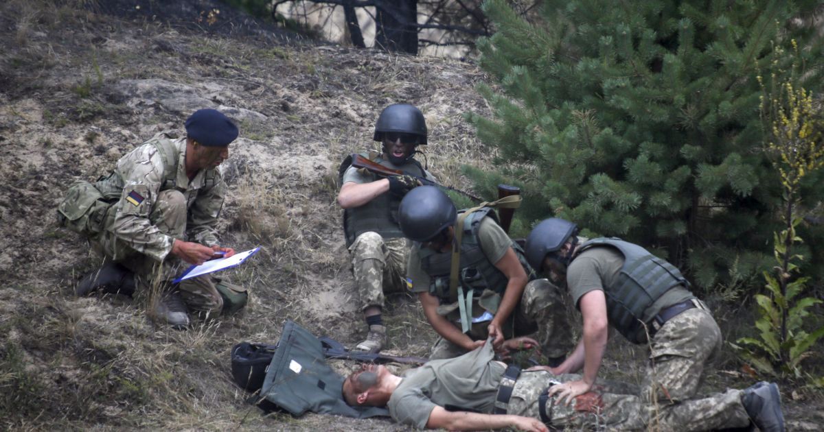 Тренеры с Туманного Альбиона муштруют украинских бойцов. / © Reuters
