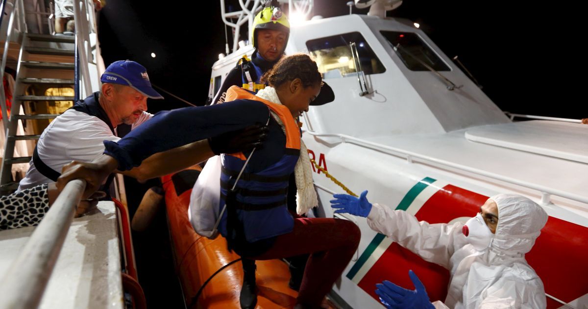 В Средиземном море продолжается спасательная операция по спасению мигрантов. / © Reuters