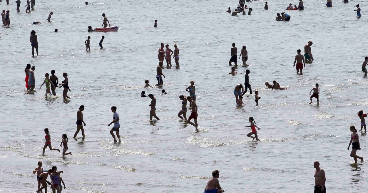 Немцы от жары спасаются зонтиками и прохладной водой. / © Reuters
