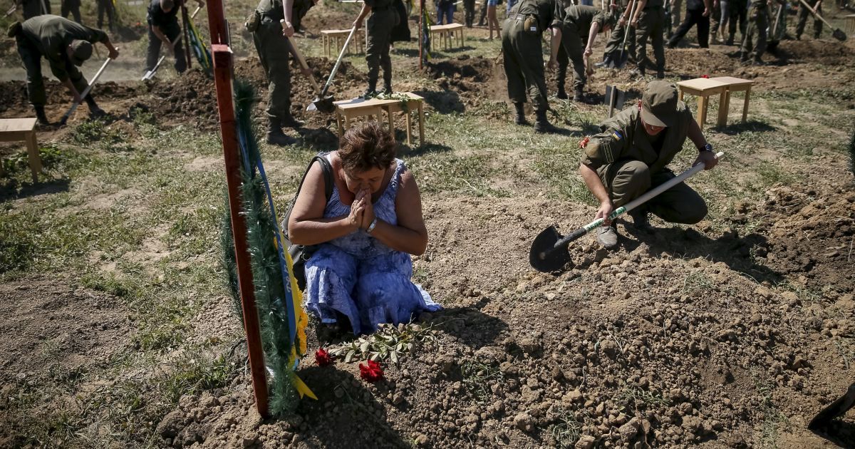 Под Запорожьем похоронили неизвестных воинов АТО. / © Reuters
