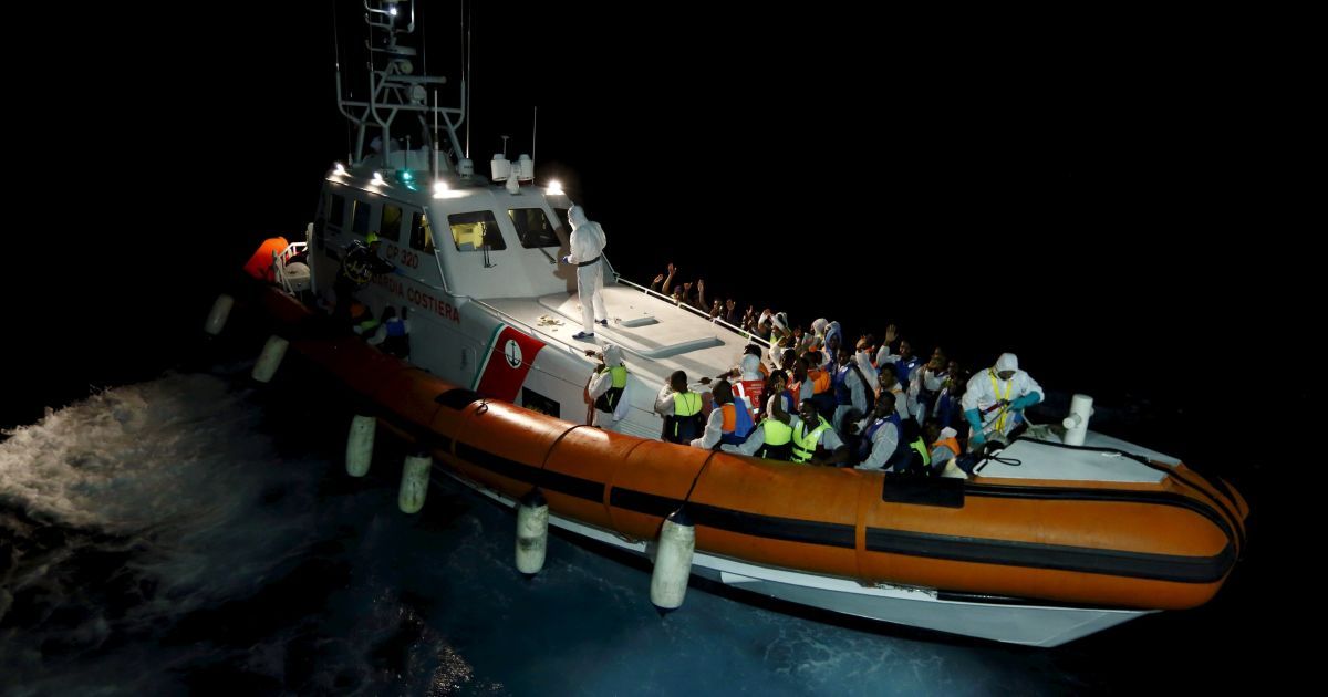 В Средиземном море продолжается спасательная операция по спасению мигрантов. / © Reuters