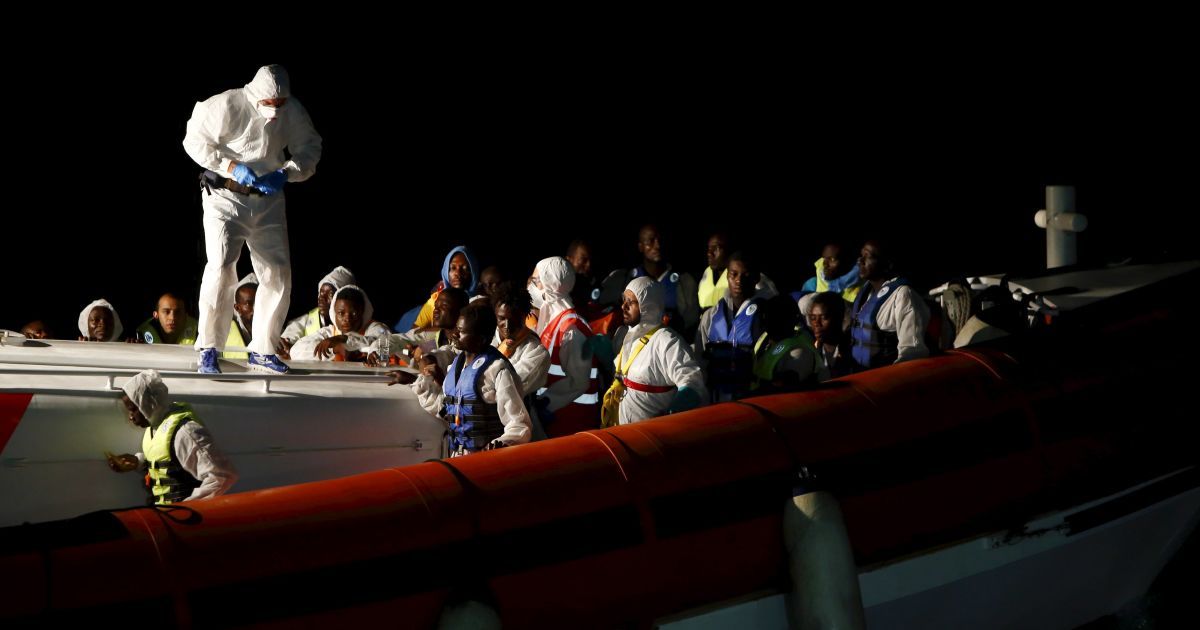 В Средиземном море продолжается спасательная операция по спасению мигрантов. / © Reuters