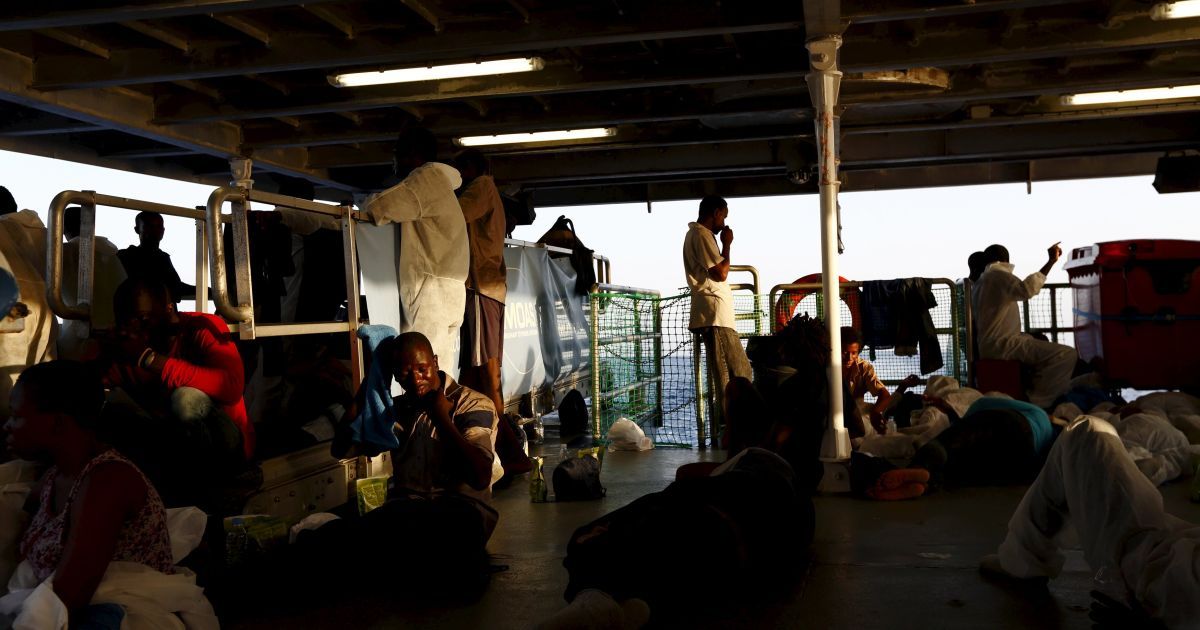 В Средиземном море продолжается спасательная операция по спасению мигрантов. / © Reuters