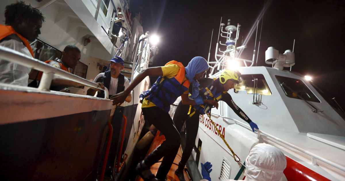 В Средиземном море продолжается спасательная операция по спасению мигрантов. / © Reuters