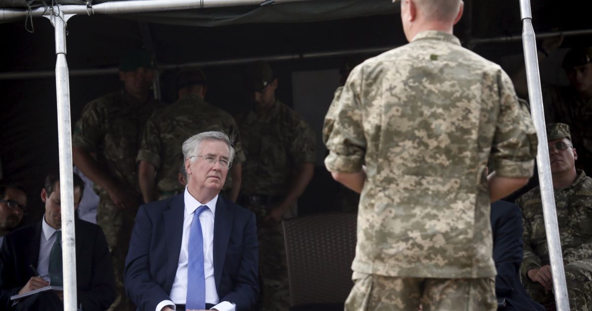 Обучение военных на Житомирщине посетил госсекретарь министерства обороны Великобритании Майкл Фэллон. / © Reuters