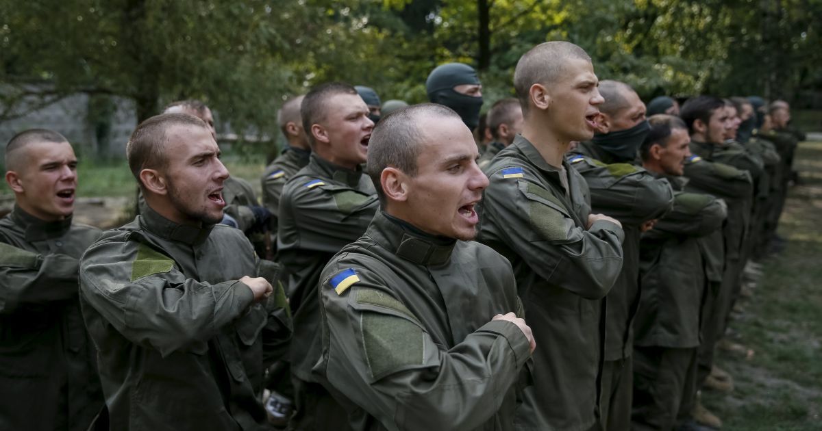 Группа бойцов, которая вскоре поедет в зону АТО, показала, на что способна. / © Reuters