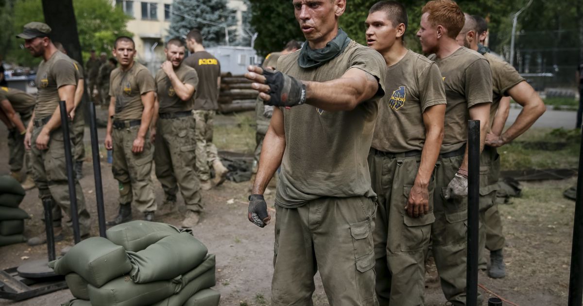 Группа бойцов, которая вскоре поедет в зону АТО, показала, на что способна. / © Reuters