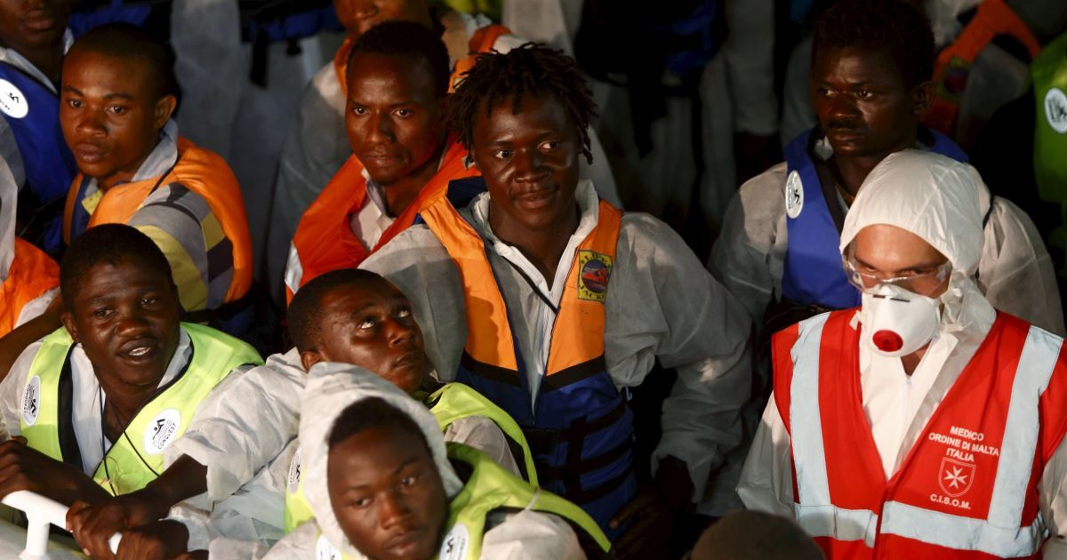 В Средиземном море продолжается спасательная операция по спасению мигрантов. / © Reuters