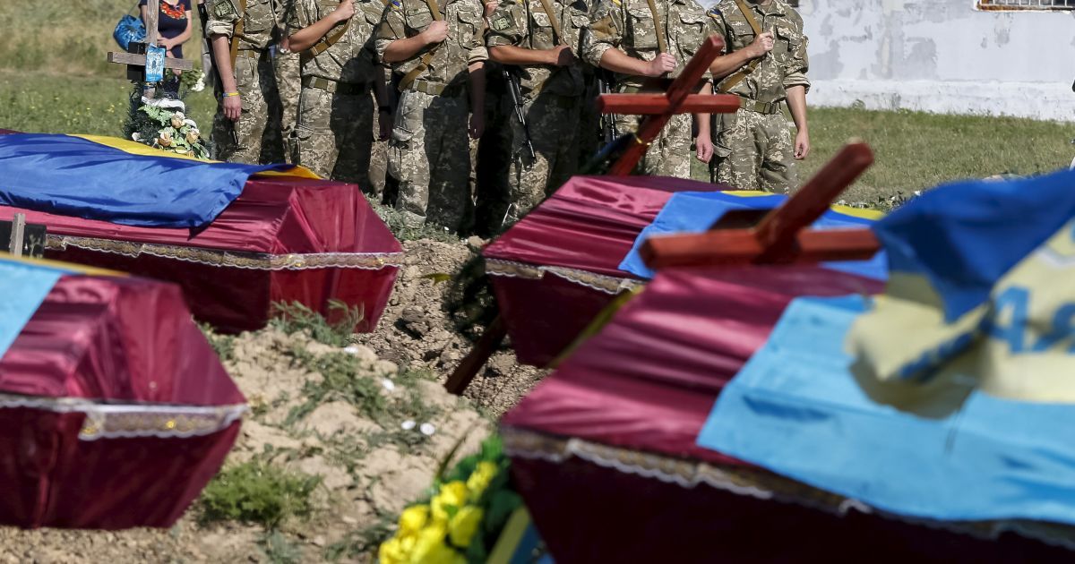 Под Запорожьем похоронили неизвестных воинов АТО. / © Reuters