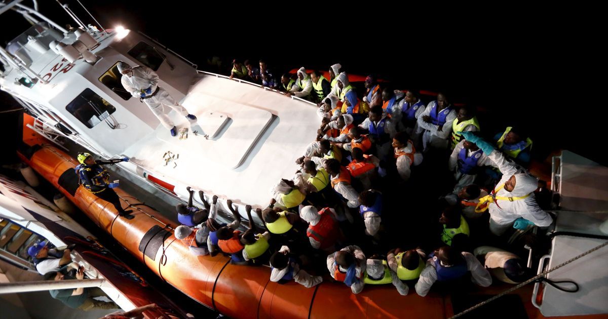 В Средиземном море продолжается спасательная операция по спасению мигрантов. / © Reuters