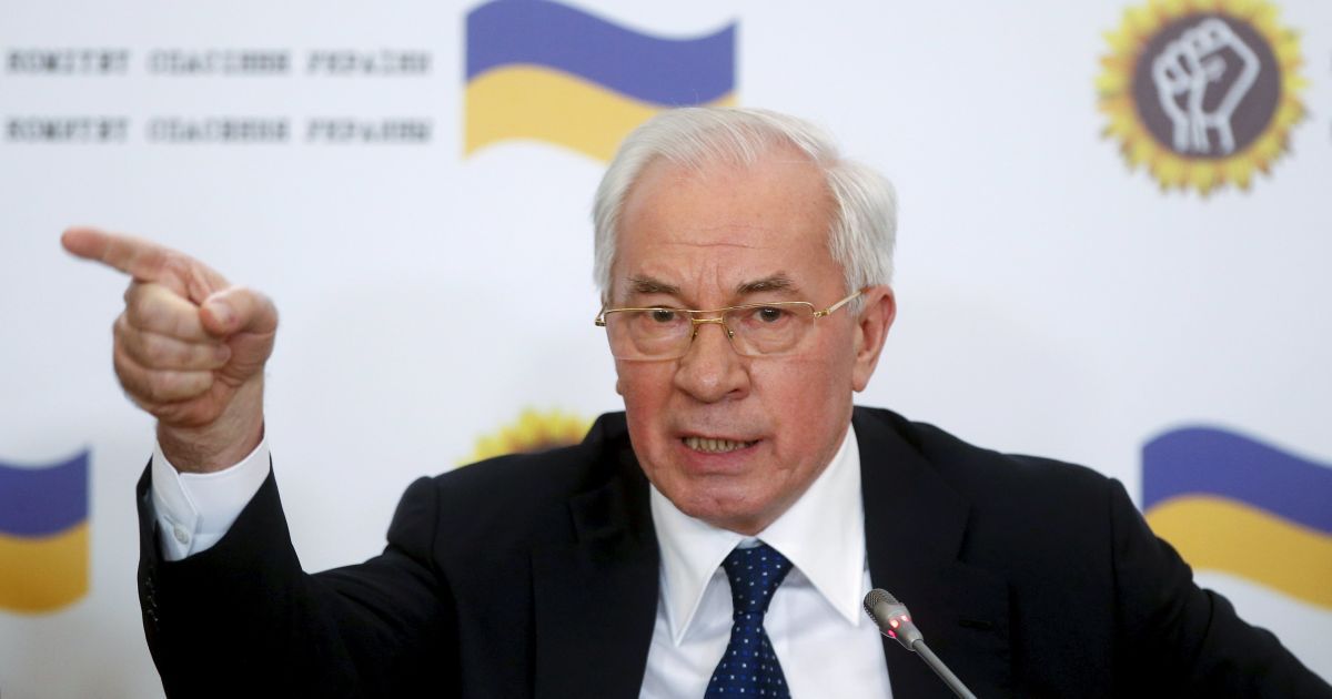 Азарова оставили без диппаспорта