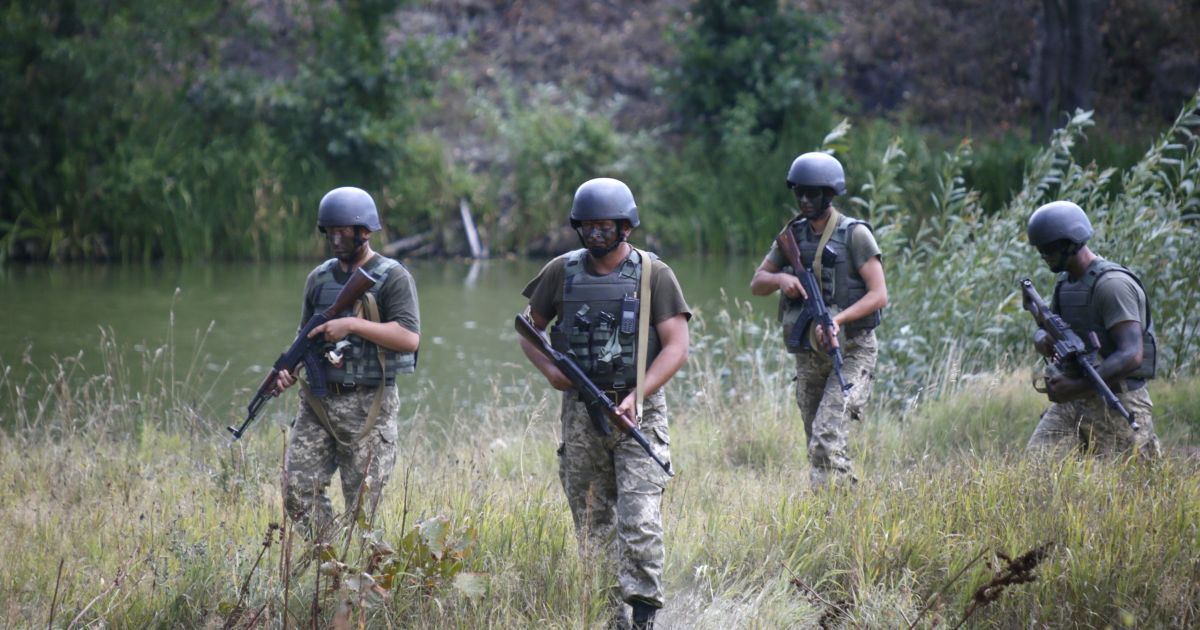 Тренеры с Туманного Альбиона муштруют украинских бойцов. / © Reuters