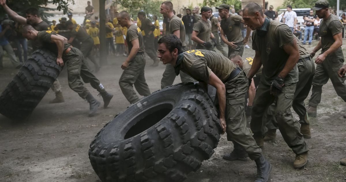 Группа бойцов, которая вскоре поедет в зону АТО, показала, на что способна. / © Reuters