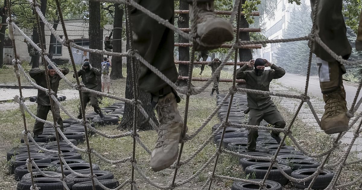 Группа бойцов, которая вскоре поедет в зону АТО, показала, на что способна. / © Reuters