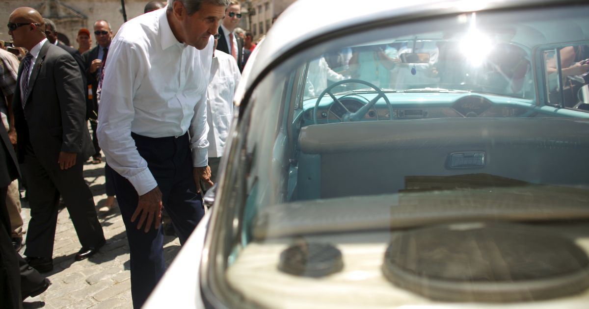 Керри в классическом американском авто в Гаване. / © Reuters