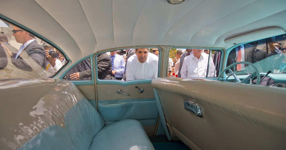 Керри в классическом американском авто в Гаване. / © Reuters