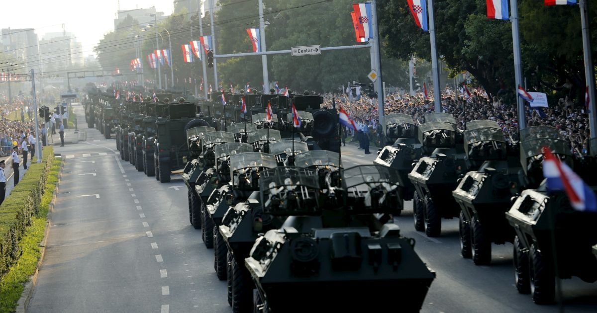 В параде приняли участие 3 тысячи военных и 300 единиц техники.