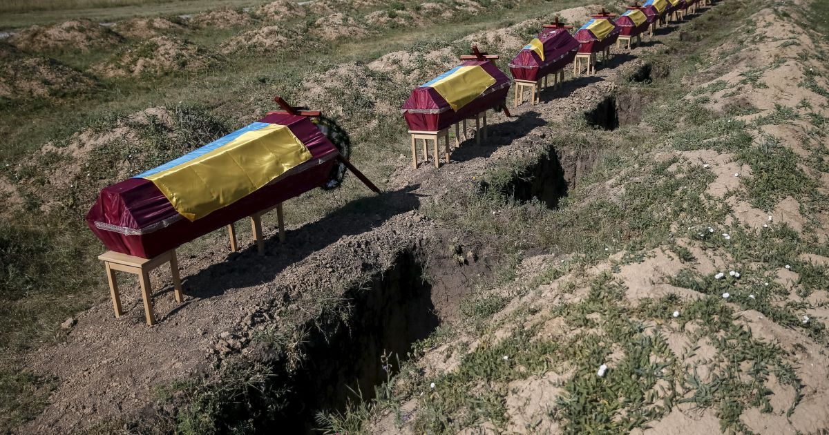 Под Запорожьем похоронили неизвестных воинов АТО. / © Reuters