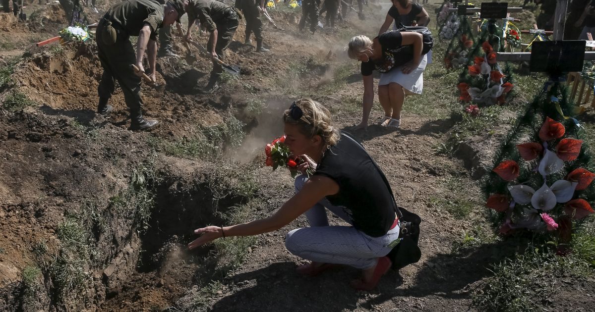 Под Запорожьем похоронили неизвестных воинов АТО. / © Reuters