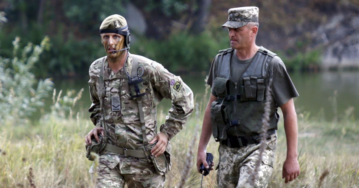 Тренеры с Туманного Альбиона муштруют украинских бойцов. / © Reuters