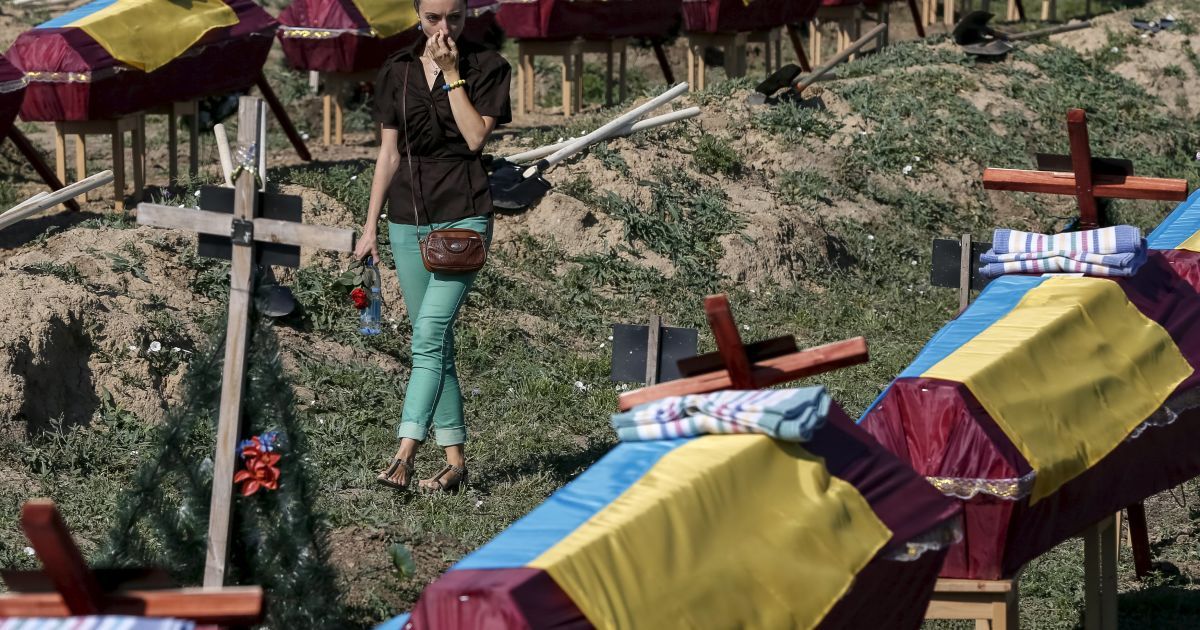 Под Запорожьем похоронили неизвестных воинов АТО. / © Reuters