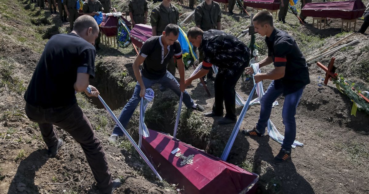 Под Запорожьем похоронили неизвестных воинов АТО. / © Reuters