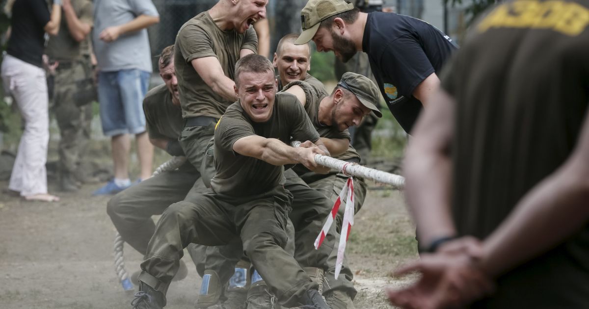 Группа бойцов, которая вскоре поедет в зону АТО, показала, на что способна. / © Reuters